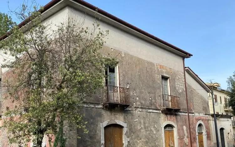 L'edificio prima dei lavori, con l'intonaco degradato